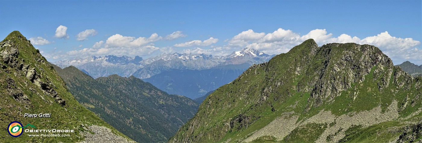 65 Zoom panoramico verso le Alpi Retiche tra il Pizzo del Vento (2241 m) a sx e Foppone (2303 m) a dx .jpg